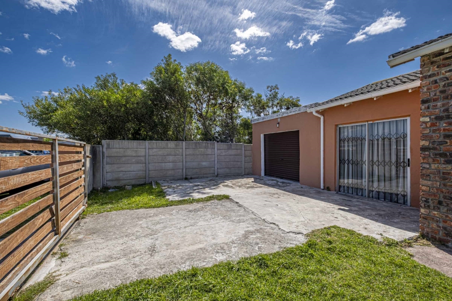 3 Bedroom Property for Sale in Overbaakens Eastern Cape